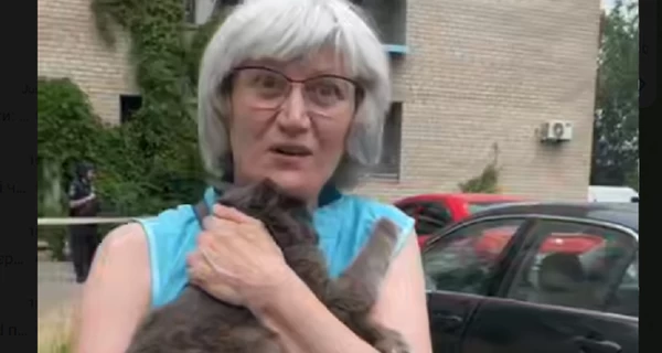 Во время российской атаки на Днепр кот спас хозяйку, требуя еду