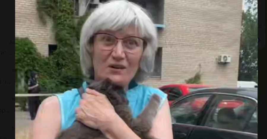 Во время российской атаки на Днепр кот спас хозяйку, требуя еду