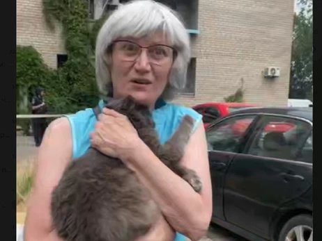 Во время российской атаки на Днепр кот спас хозяйку, требуя еду