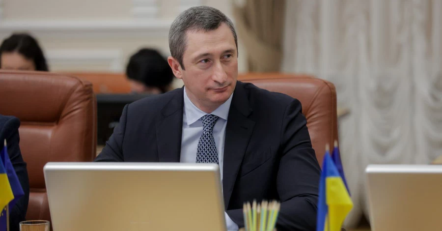 Чернишов просив подовжити йому відрядження за кордоном, коли його оточення вже отримало підозри