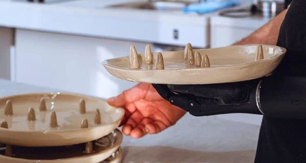 Львовская сеть ресторанов начинает использовать адаптивную посуду для людей с ограниченной подвижностью