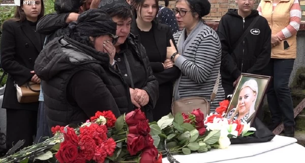В Киеве простились с 11-летней Машей и ее матерью, погибшими во время российского удара