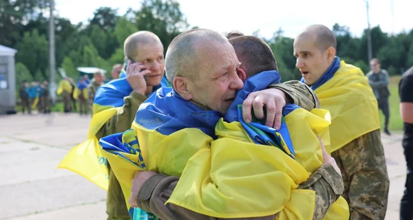 Украина вернула домой новую группу военнопленных, среди них - защитники Мариуполя и ЧАЭС
