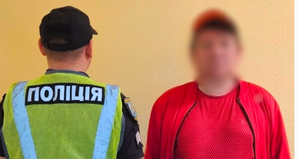 В Киеве 49-летний мужчина катался между вагонами метро ради экстрима - его задержали