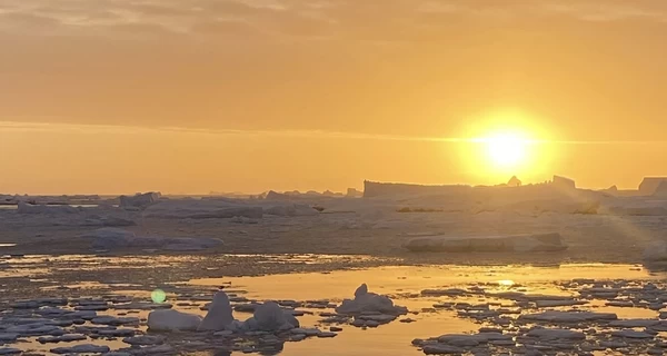 Украинские полярники показали редкий снимок зимнего солнца возле станции 