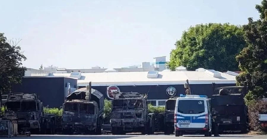 В Германии неизвестные подожгли грузовики бундесвера: могли перепутать с техникой ВСУ