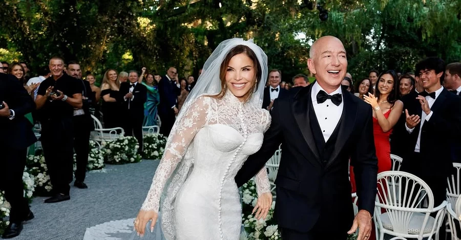 Лорен Санчес вышла замуж за Джеффа Безоса в платье Dolce & Gabbana, вдохновленном образом Софи Лорен