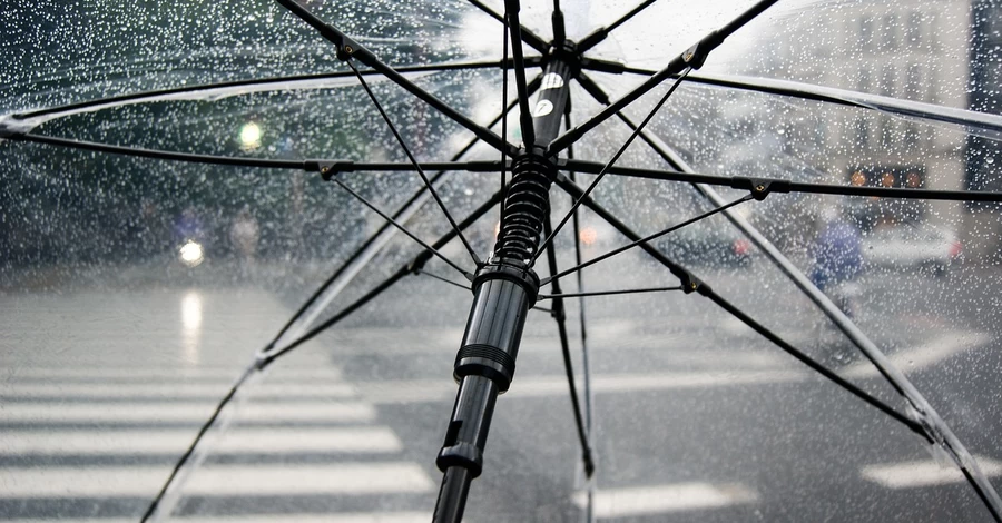 У Києві випав град - столицю залило зливою 