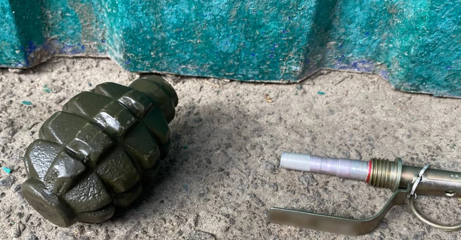 В Харькове мужчина угрожал взорвать гранату в торговом центре