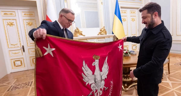Дуда подарил Зеленскому копию флага времен восстания 1863 года