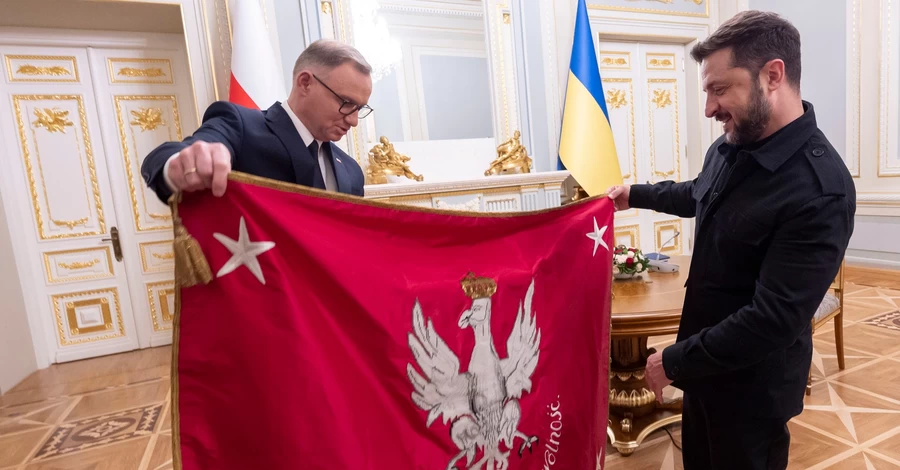 Дуда подарил Зеленскому копию флага времен восстания 1863 года