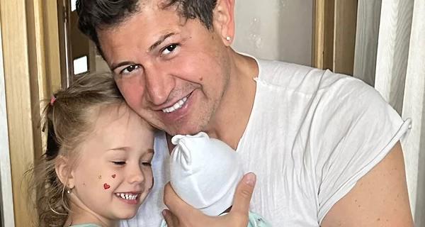 Андрей Джеджула умилил кадрами знакомства детей с их новорожденной сестрой