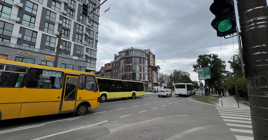 Во Львове уволили водителя автобуса, который не остановился во время минуты молчания