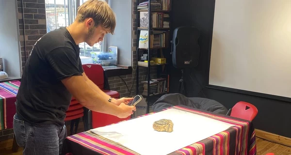 Украинский боец нашел зубы мамонта во время обустройства позиций на границе с Беларусью 