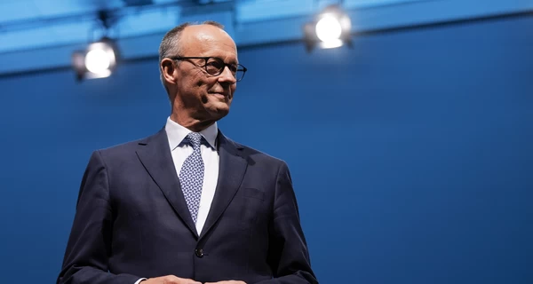 Мерца раскритиковали за слова о флаге ЛГБТ на Бундестаге - 