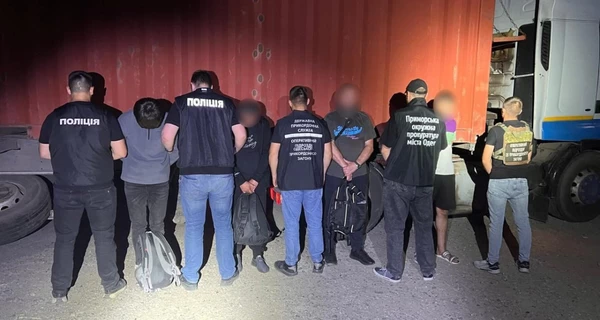 В Одесской области уклонистов пытались вывезти за границу в фуре с древесиной