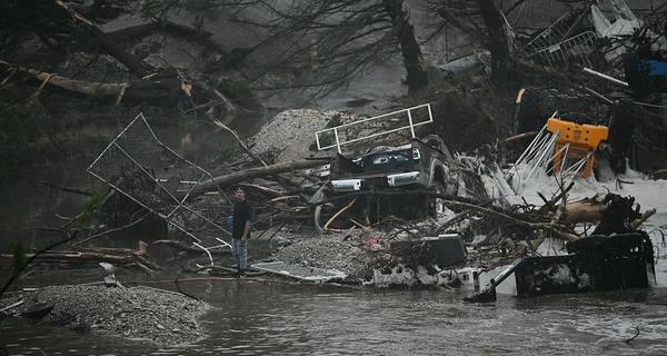 Жертвами наводнения в Техасе уже стали более полсотни человек, еще десятки людей ищут