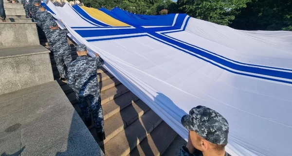 В Одессе развернули самый большой флаг ВМС, попавший в Книгу рекордов Украины