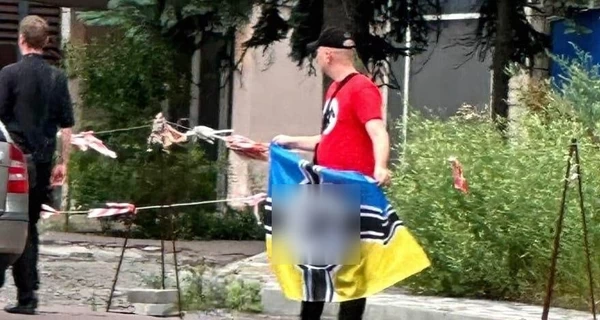 В Киеве мужчина развернул флаг со свастикой - полиция начала уголовное производство