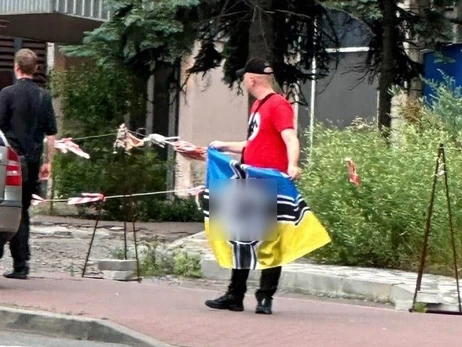 В Киеве мужчина развернул флаг со свастикой - полиция начала уголовное производство