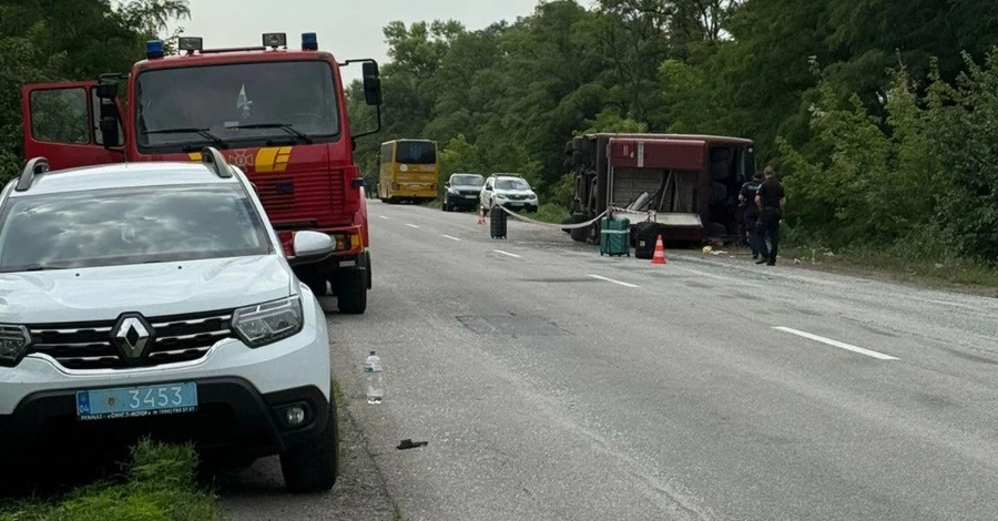 На Дніпропетровщині перекинувся автобус з пасажирами - є загиблий і постраждалі