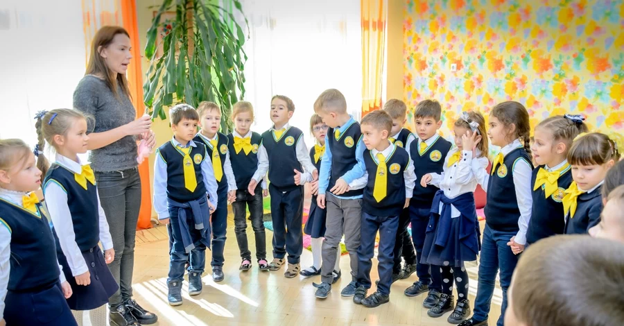 Родителям первоклассников в Украине выплатят по пять тысяч гривен - тех, кто будет учиться офлайн