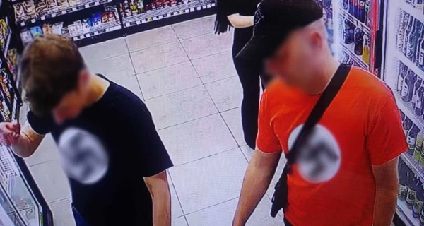 В Киеве задержали двух иностранцев, ходивших в футболках со свастикой
