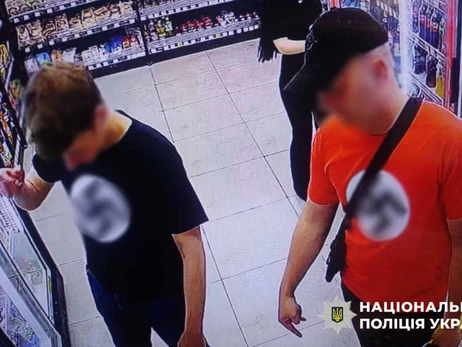 У Києві затримали двох іноземців, які ходили у футболках зі свастикою