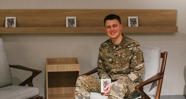 Поэт и защитник Артур Дронь сообщил об увольнении в запас и анонсировал книгу о войне