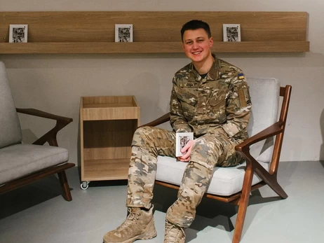 Поэт и защитник Артур Дронь сообщил об увольнении в запас и анонсировал книгу о войне