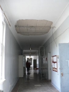 В хирургическом отделении больницы рухнул потолок ФОТО