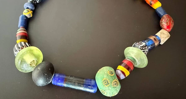 Таможенники нашли в международной посылке украшение с бусинами времен Киевской Руси