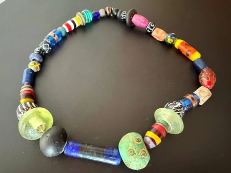 Таможенники нашли в международной посылке украшение с бусинами времен Киевской Руси