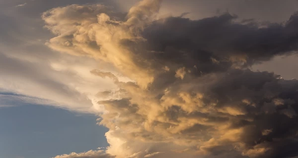 В Киеве объявили I уровень опасности, на город надвигаются гроза и сильный ветер