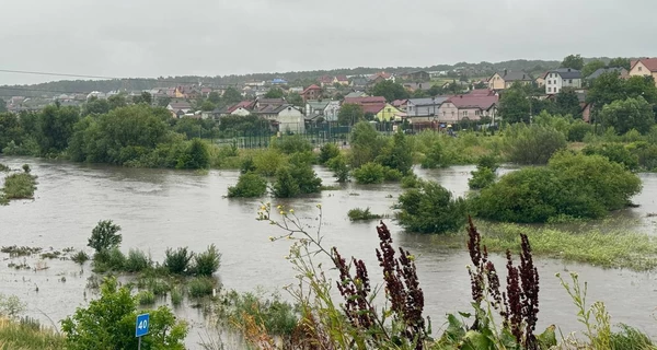 Во Львове из-за ливня затопило дороги и улицы, в некоторых местах вода поднялась на 3 метра