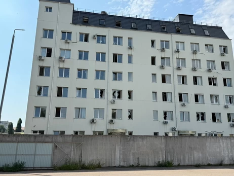 В результате обстрела Киева повреждено здание таможни и авто с товарами