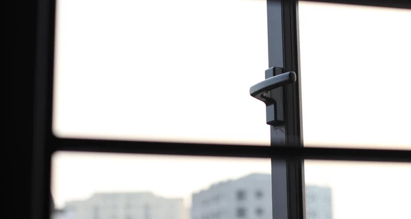 На Днепропетровщине двухлетняя девочка выпала из окна 4-го этажа