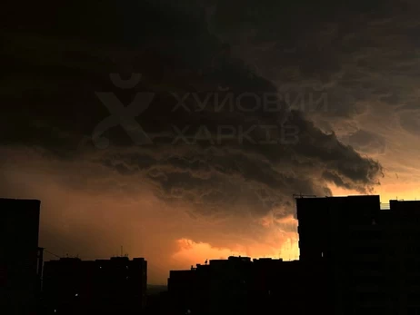 У Харкові та області через негоду повалено дерева, підтоплено вулиці, пропало світло