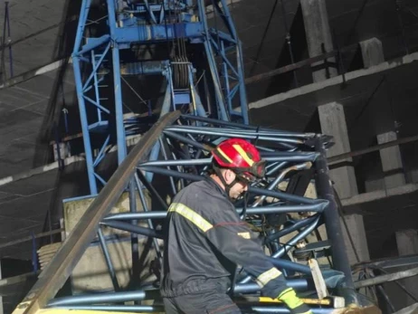 Під час урагану у Харкові будівельний кран впав на машину ЗСУ