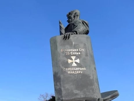 На Тернопольщине подросток залез на памятник герою Небесной сотни, чтобы сделать селфи