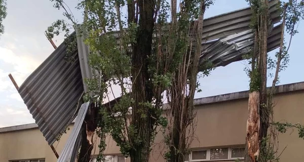 В Харькове сильный ветер снес крышу склада издательства Vivat, затопило книги