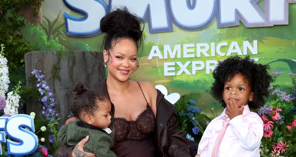 Рианна впервые позировала на дорожке вместе с двумя сыновьями