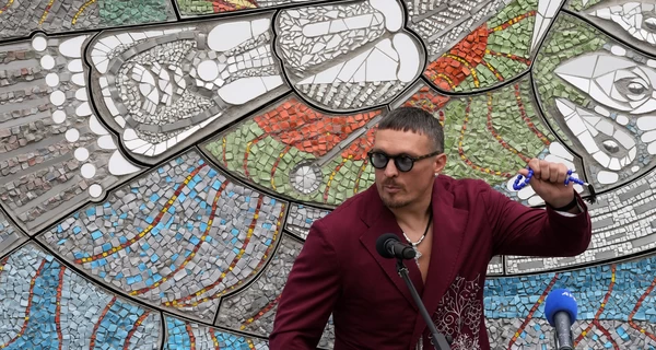 Усик в костюме с вышивкой представил в Лондоне восстановленную мозаику Аллы Горской