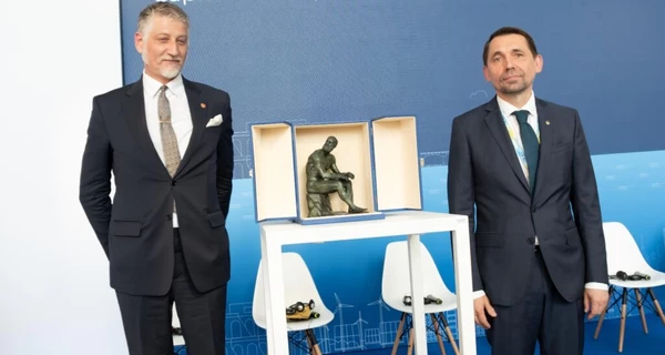 Министр культуры Италии передал Зеленскому символический подарок – скульптуру 