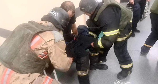 Россия ударила по Никополю, пострадали три спасателя и двое гражданских