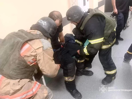 Росія вдарила по Нікополю, постраждали три рятувальники та двоє цивільних