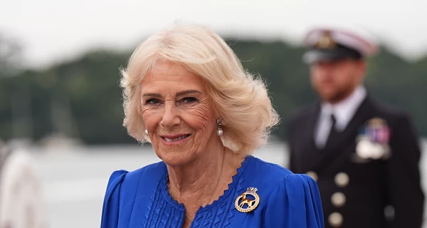 Букингемский дворец показал новый портрет королевы Камиллы в честь ее 78-летия