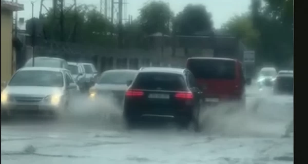 Часть Львова снова уходит под воду, - соцсети