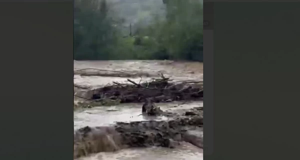 В Карпатах из-за непогоды размыло дороги, высок риск селевых потоков - пограничники предупредили об опасности