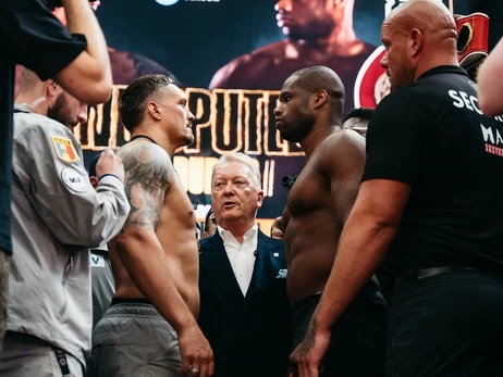 Усик перед боєм з Дюбуа показав рекордну вагу в кар'єрі 